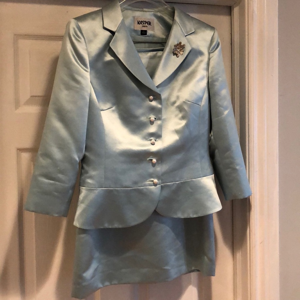 Suit with skirt